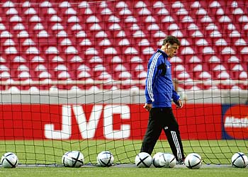 Otto Rehhagel, durante el último entrenamiento previo a la final en el estadio Da Luz.