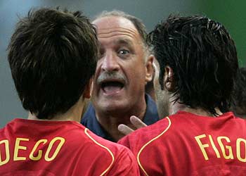 Scolari se dirige a Deco y Figo durante la semifinal disputada contra Holanda.