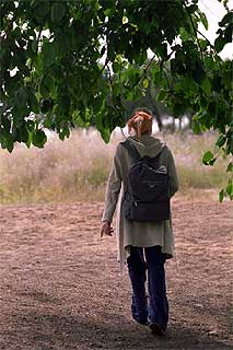 Hadisha, paseando por un parque.