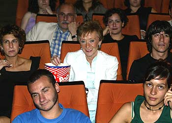 La vicepresidenta Fernández de la Vega, fotografiada el viernes en el cine, una de sus actividades favoritas. rnrn LUIS MAGÁN