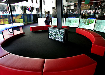 Vista general de la exposición  La explosión de la ciudad,  en el Colegio de Arquitectos de Barcelona.