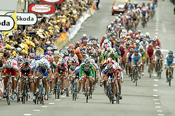 La cabeza del pelotón disputa al  sprint  el triunfo de la etapa.