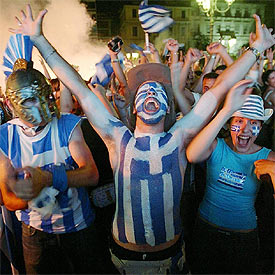 En la plaza Omonia de Atenas muchos jóvenes llevaban pintados los colores nacionales.