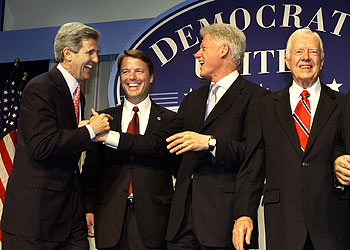 De izquierda a derecha: el candidato demócrata, Kerry; el senador Edwards, y los ex presidentes Clinton y Carter.