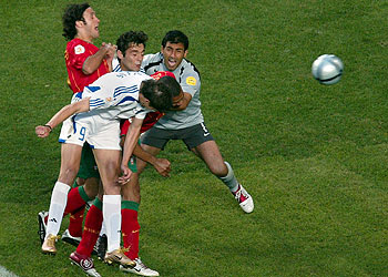 Charisteas remata de cabeza y anota el gol del triunfo de Grecia.