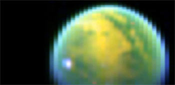 Imagen de la luna Titán de Saturno que descubre una superficie con una variedad de materiales y un posible cráter en el norte.