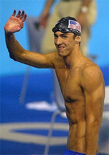Phelps saluda al público tras ganar los 400 estilos en el Mundial de Barcelona de 2003.