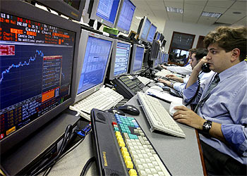 Un operador de la empresa rusa de intermediación bursátil Troika Dialog observa la evolución de las acciones de Yukos.