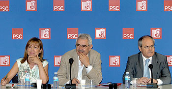 De izquierda a derecha, Manuela de Madre, Pasqual Maragall y José Montilla, en la ejecutiva del PSC de ayer.