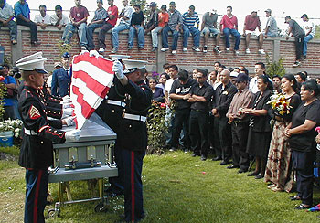 ENTIERRO CON INCIDENTES DE UN 'MARINE' EN MÉXICO