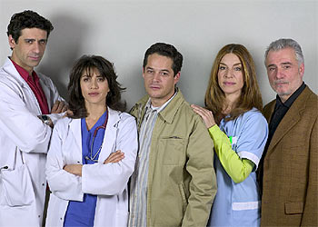 Jorge Sanz (en el centro), rodeado de parte del reparto de  Hospital Central. 