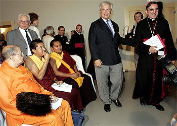 El arzobispo Martínez Sistach y el alcalde Clos entran en la sala en presencia de varios monjes budistas.