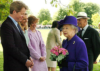 La reina Isabel II, junto a los hermanos de Diana de Gales