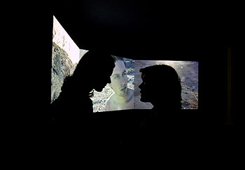 Imagen de la instalación  Estaremos seguros mientras todo se mueva,  de Doug Aitken, en Caixafórum.