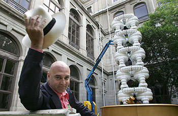 Carlos Pazos, ante su escultura  ¿Cupito... y por qué no?,   en el patio de Sabatini del Reina Sofía.  