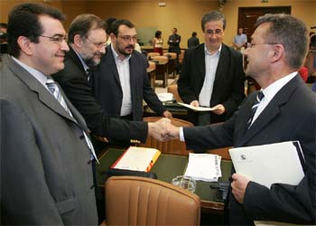 Miembros de la comisión de investigación sobre el 11-M saludan al presidente de la misma, Paulino Rivero (derecha), antes de empezar la sesión.