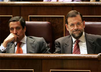 Eduardo Zaplana y Mariano Rajoy, durante el pleno del Congreso.