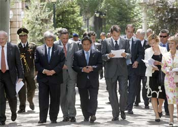 Rodríguez Zapatero y Alejandro Toledo, en los jardines de La Moncloa, acompañados por miembros de sus respectivas delegaciones.