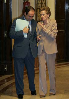 Bono y la vicepresidenta Fernández de la Vega, en el Congreso.