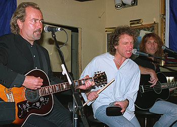De izquerda a derecha, Mick Jones, Lou Gramm y Bruce Turgon, en el Hard Cafe de Nueva York en 1966.