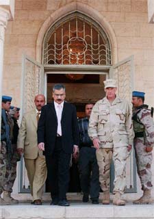 El ministro iraquí de Defensa, Hazem Shalan (izquierda), sale de una reunión en Bagdad junto con el almirante en jefe de la OTAN, Gregory Johnson.