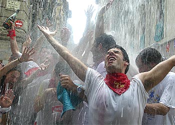 Miles de personas celebraron el comienzo de la fiesta mayor de Pamplona.