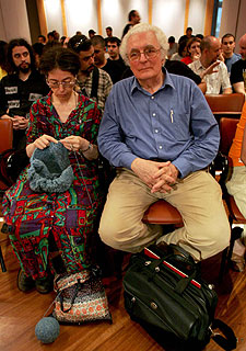 Robert Moog, el inventor del sintetizador, con su mujer, Illianne, en una de las clases magistrales impartidas en Barcelona. 