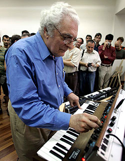 Robert Moog, padre del sintetizador, tocando un  minimoog  de primera generación.