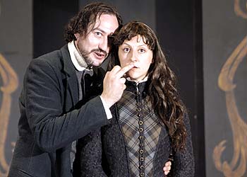 Daniel Albaladejo y Nuria Mencia, en una escena del  Hamlet  de Eduardo Vasco.