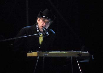 Bob Dylan, durante su actuación, anoche, en Barcelona.