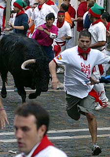 Un momento del primer encierro de San Fermín en Mercaderes.