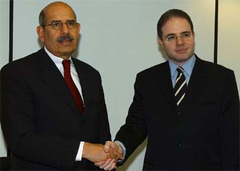 Mohamed el Baradei (izquierda) estrecha la mano del ministro de Sanidad israelí, Dan Naveh, en Jerusalén.