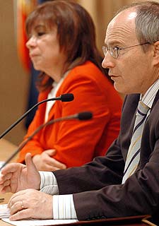 Los ministros José Montilla y Cristina Narbona, ayer en Madrid.