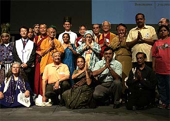 Líderes espirituales de todo el mundo reunidos tras la ceremonia inaugural del Parlamento de las Religiones.
