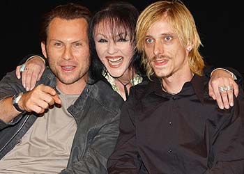 Los actores Christian Slater, Frances Barber y MacKenzie Crook encabezan el reparto de la obra.