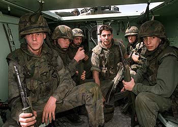 Eduardo Noriega, en el centro, junto a los actores protagonistas de  Guerreros,  de Daniel Calparsoro.