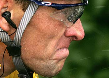 Lance Armstrong, en la etapa en que cedió el liderato y que se desarrolló con lluvia durante buena parte de su trayecto.