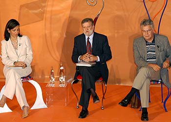 Ana Patricia Botín, junto al presidente de Extremadura, Juan Carlos Rodríguez Ibarra (centro), y Felipe González. rnrn EFE