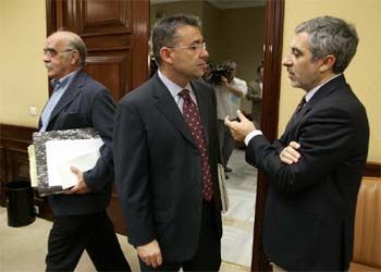 El presidente de la comisión, Paulino Rivero, con Gaspar Llamazares (derecha). A la izquierda, José Antonio Labordeta.