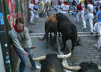 El encierro de Cebada Gago, al principio de la calle de la Estafeta. rnrn LUIS AZANZA