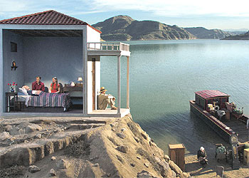 Parte de la videoinstalación 'El viaje' (2000), de Bill Viola.rnrn'Sin título' (2001), de Rachel Whiteread (izquierda). 'Rojo, marrón, negro, verde, rojo' (1962), de Mark Rothko.