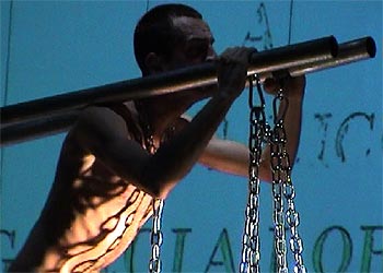 Una escena de 'La vita è sogno', a cargo de la compañía Lenz Rifrazioni.