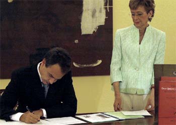 Zapatero y sus ministros colaboran en la copia del 'Quijote'