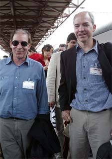Alan Furst y Dan Fesperman, en la estación de Gijón, adonde llegaron en el  tren negro  procedente de Madrid.