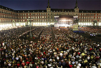 Una panorámica de la plaza Mayor, con el escenario al fondo, durante el concierto de anoche en Madrid.