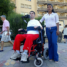 Manuel Cortés, en silla de ruedas, con María Derly Caicedo, ayer ante el hospital La Fe.