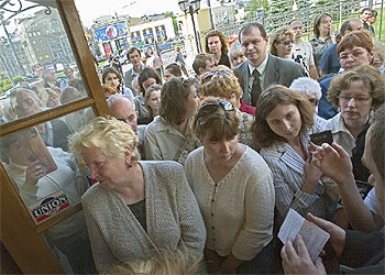 Aglomeración de depositantes en las puertas del Alfa Bank en Moscú.