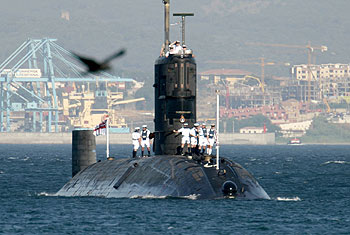 El submarino nuclear británico  Tireless , fondeado en la base naval de Gibraltar.