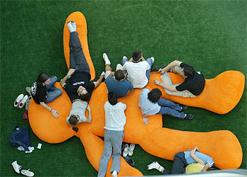 Visitantes de La Casa Encendida  comparten  el patio del centro con los muñecos diseñados por Jesús Verona.