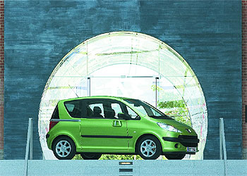 La altura del 1007 le hace parecer más pequeño y compacto de lo que es, pero mide 3,73 metros de largo, sólo 10 centímetros menos que el Peugeot 206.